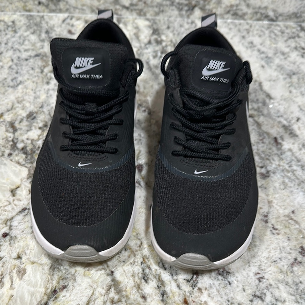 Nike Black Sneakers Modern Athletic Design
